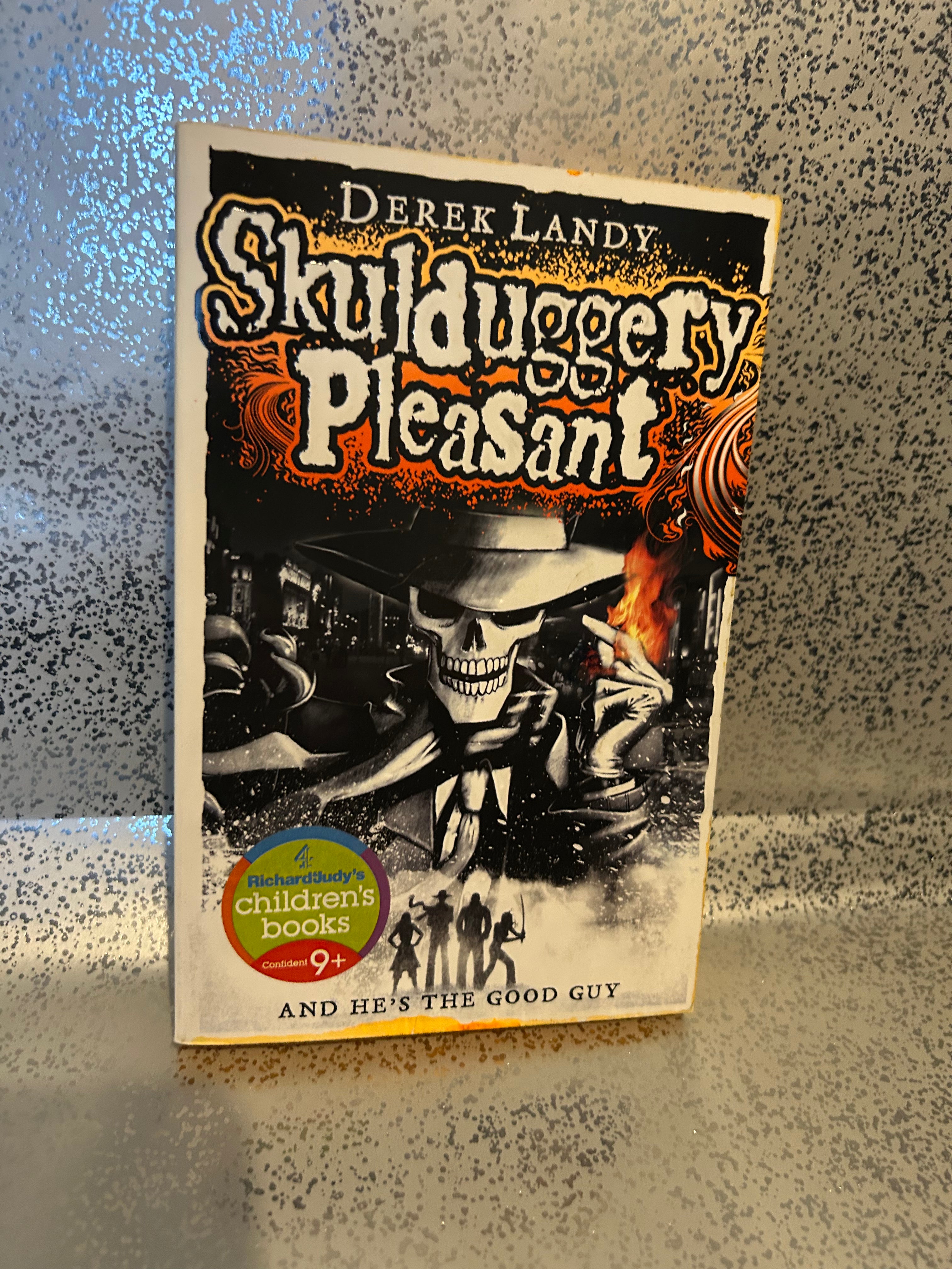 Derek Landy - Skulduggery Pleasant