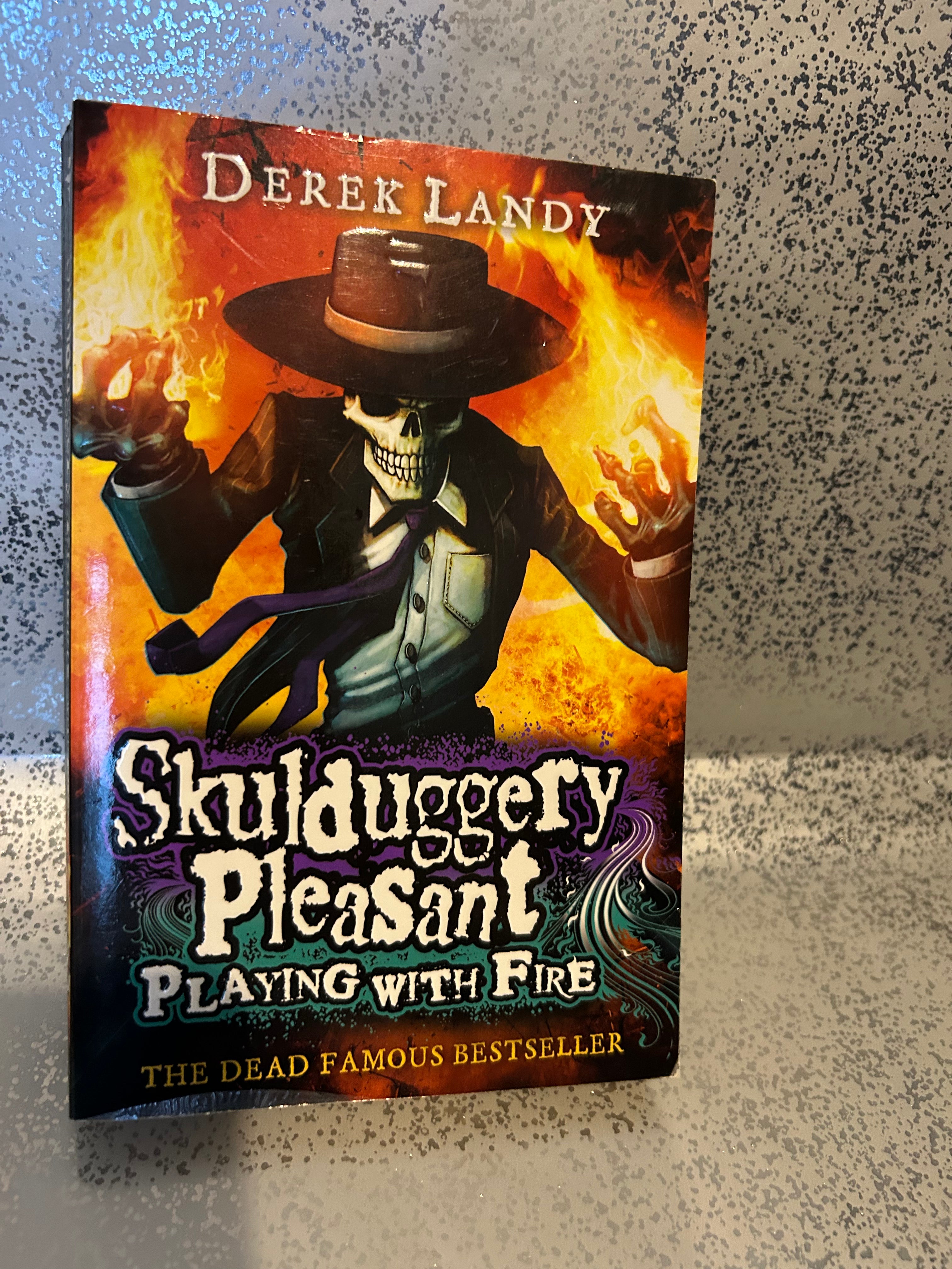 Derek Landy - Skulduggery Pleasant - Playing with fire