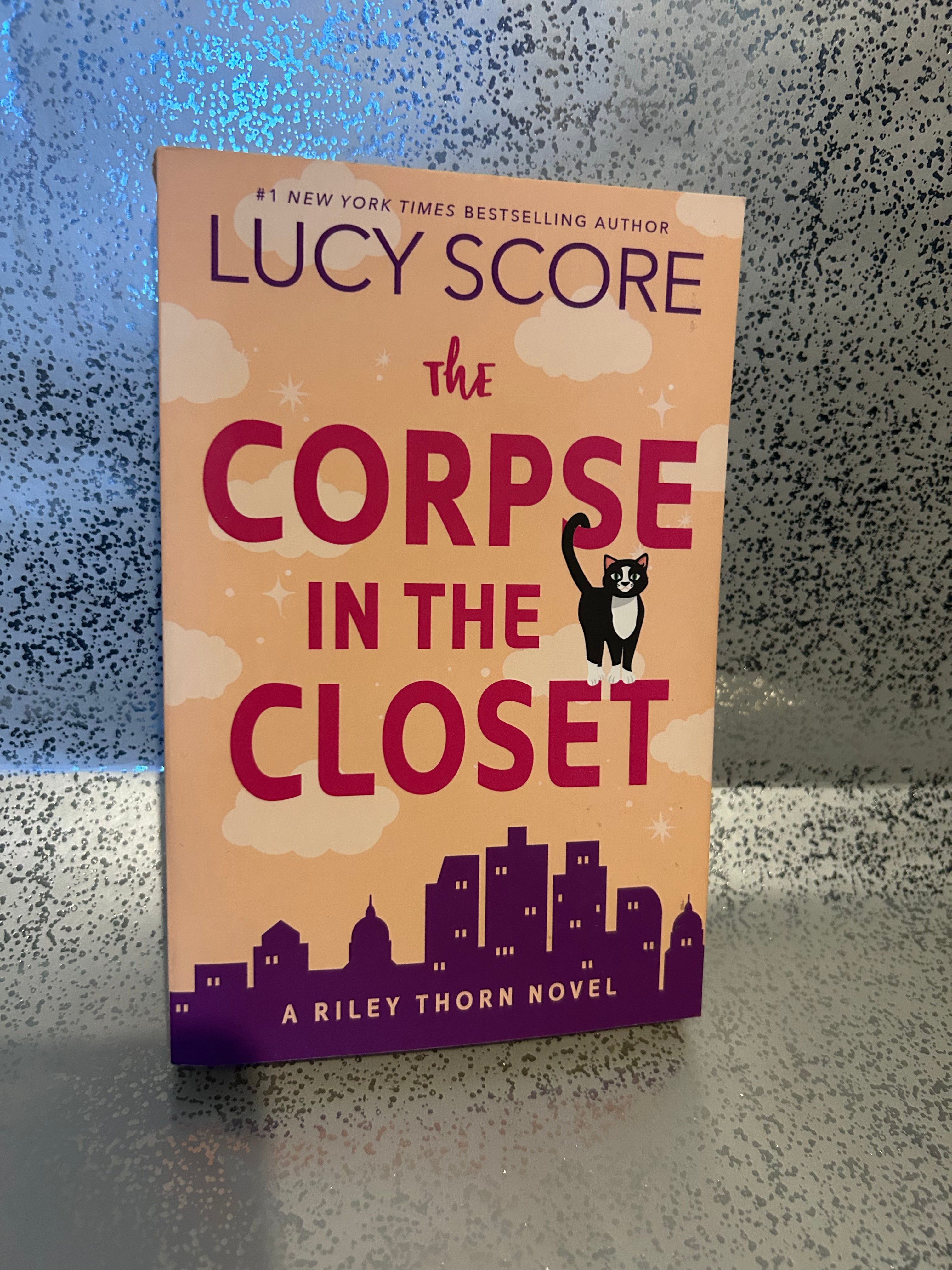 Lucy Score - The Corpse in the Closet